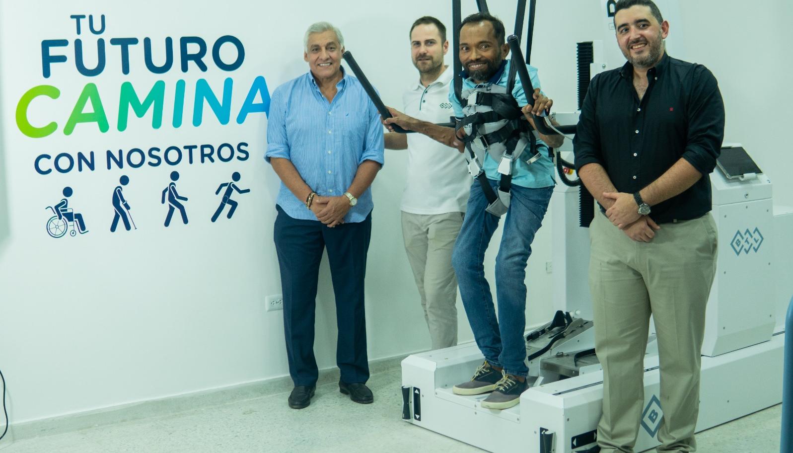 Iván Reátiga, director científico de la Fundación Campbell, entre otros, en los ensayos del robot con uno de los pacientes