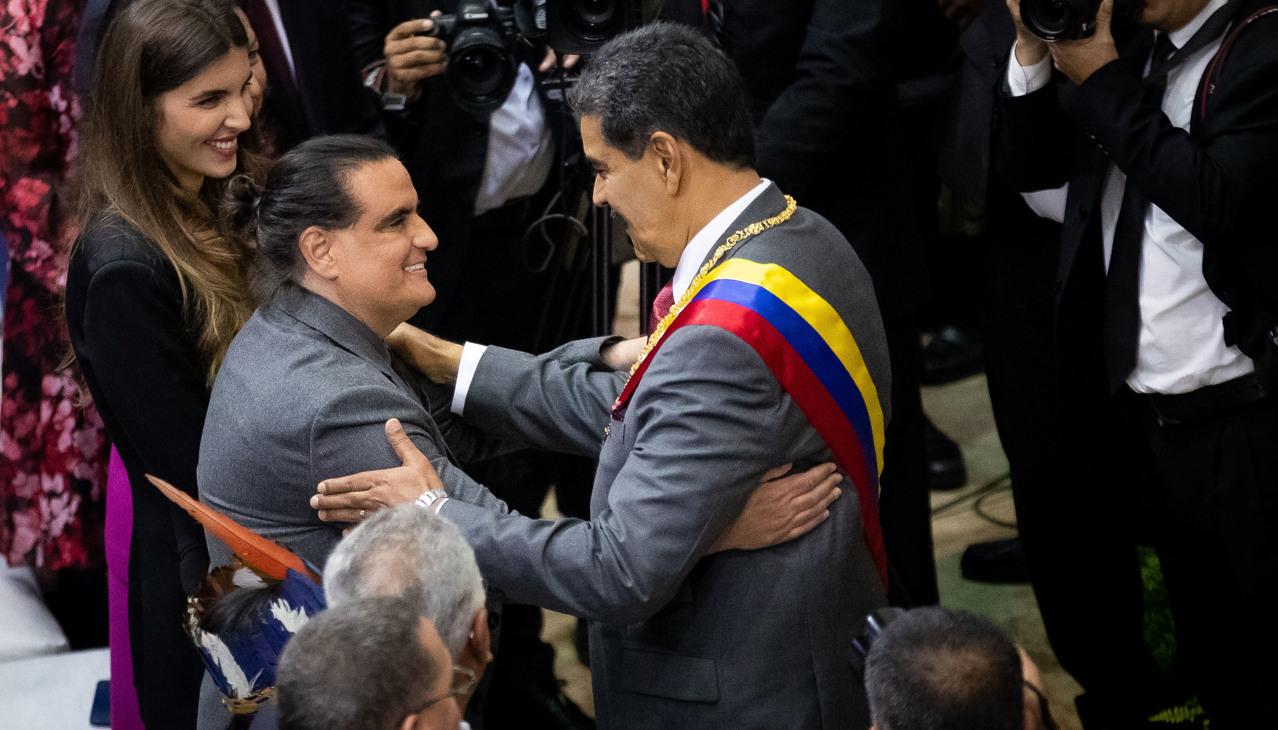 Nicolás Maduro saluda a Alex Saab en su rendición de cuentas ante la Asamblea Nacional.
