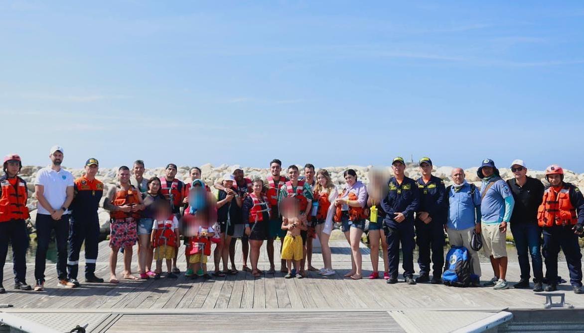 Turistas y tripulación de la embarcación que se volteó en área del Parque Tayrona, con personal de la Armada