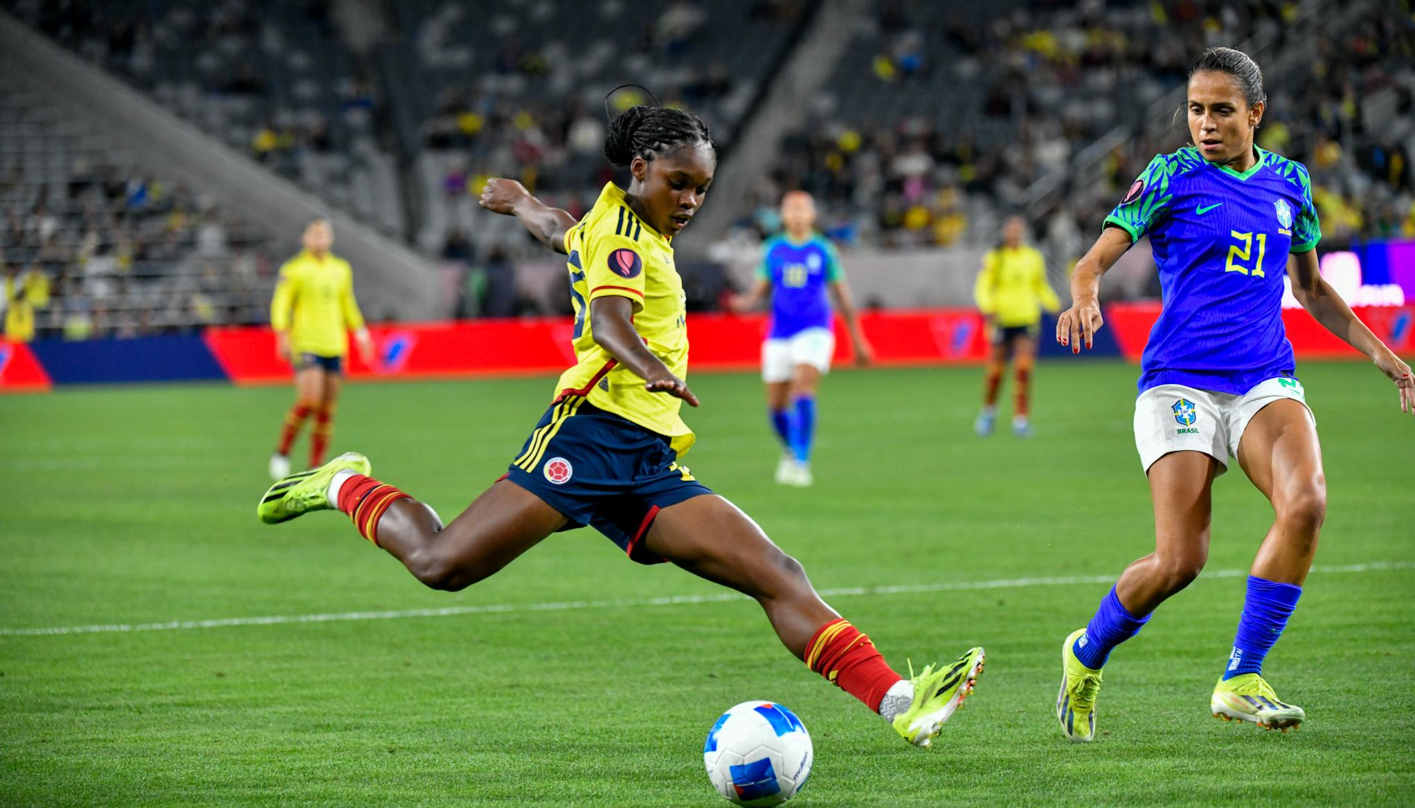 Linda Caicedo intenta un remate hacia la portería de Brasil.