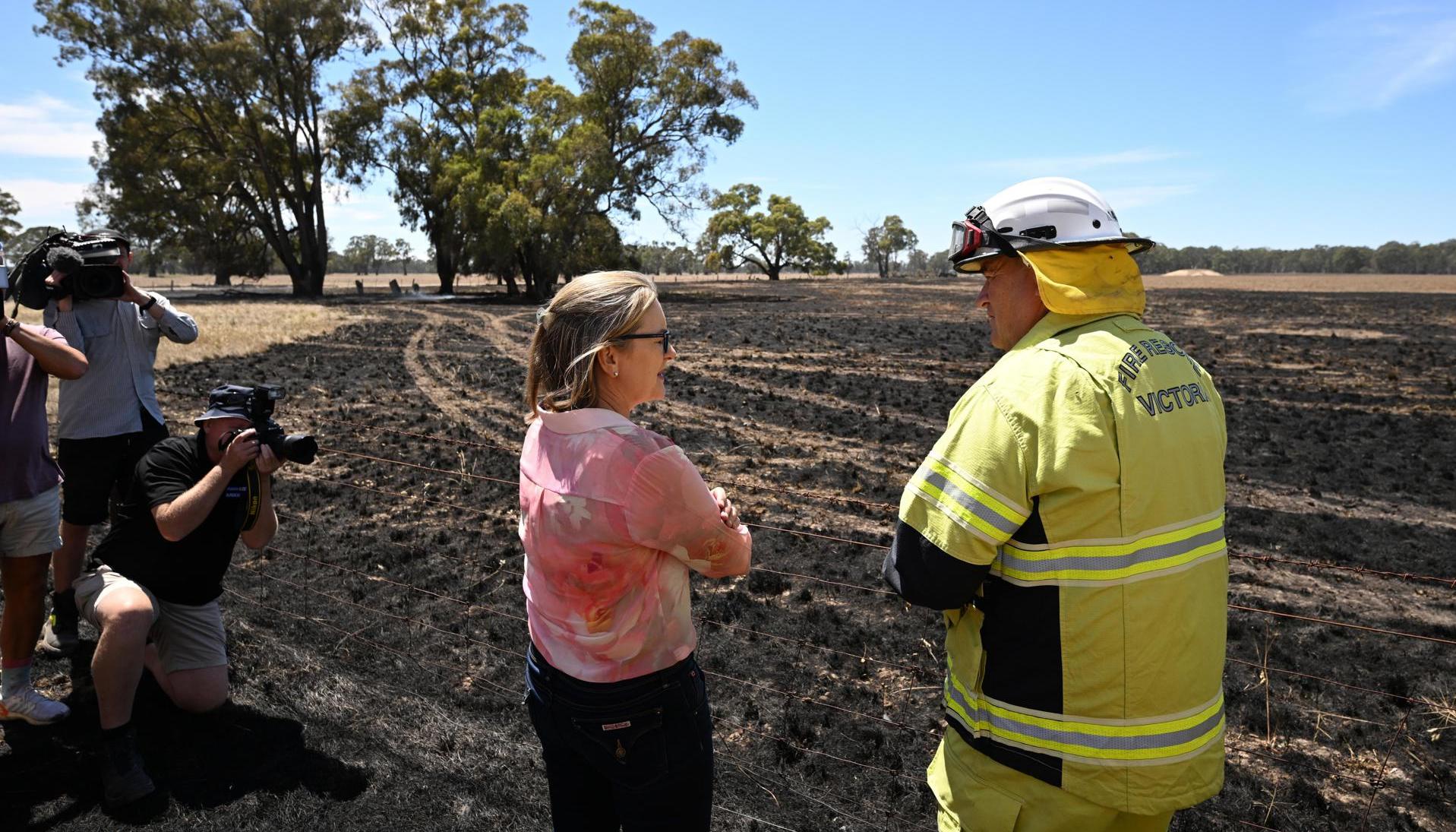 La jefa de gobierno del estado de Victoria, Jacinta Allan, visita afectaciones del incendio.
