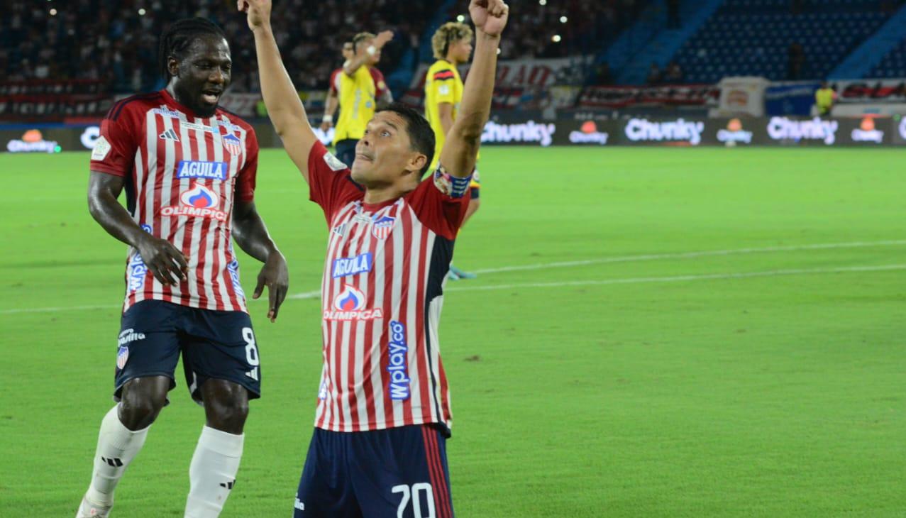 Carlos BYimmi Chará se acerca a felicitar a Carlos Bacca tras su gol de pena máxima. acca abrió el marcador, de pena máxima, sobre el final del primer tiempo. 