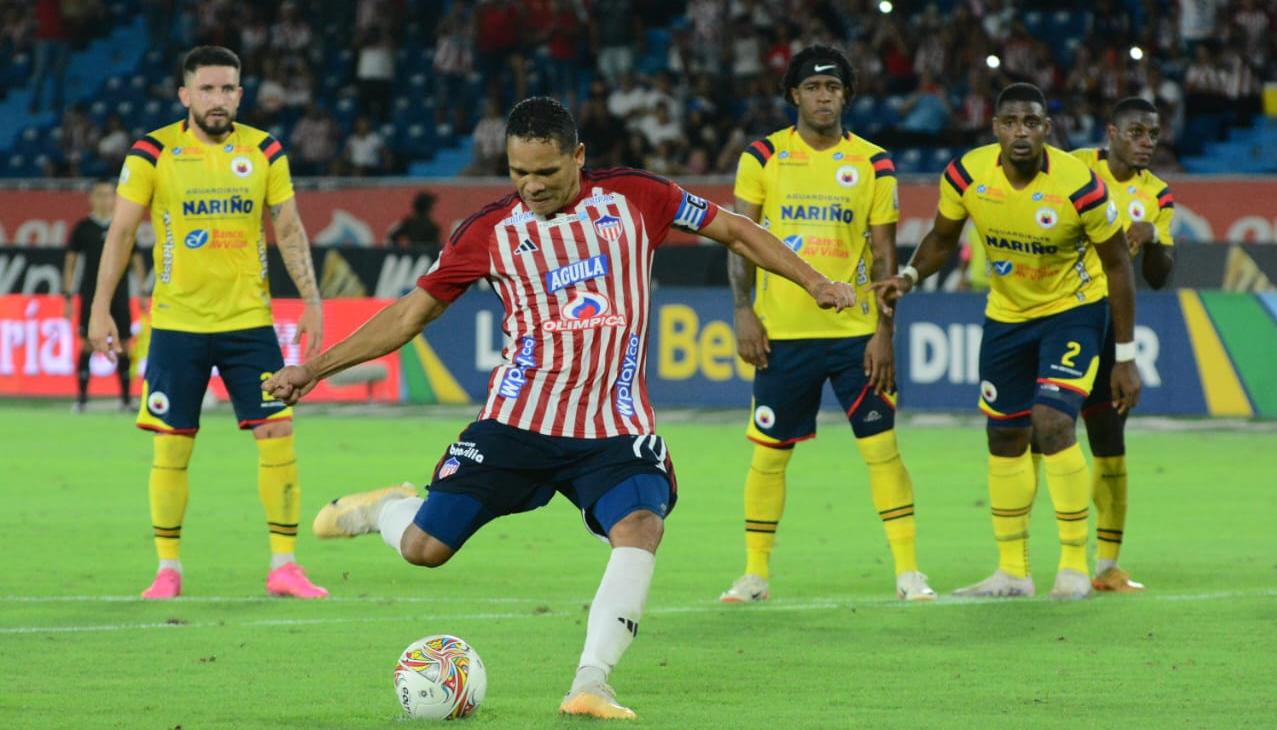 Carlos Bacca abrió el marcador al convertir una pena máxima.