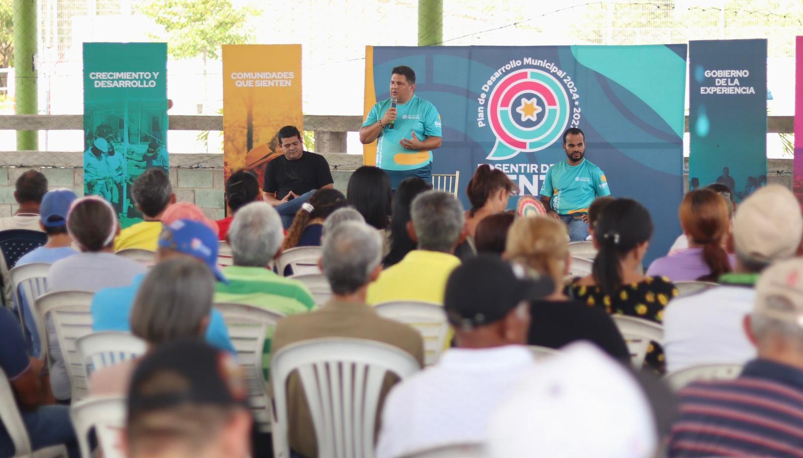 El alcalde Edinson Palma en las mesas de trabajo participativas