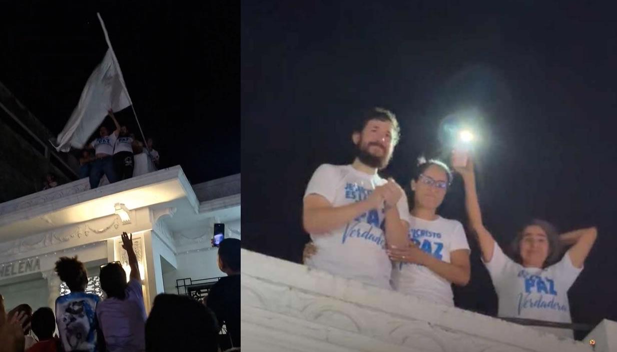 Juan Carlos Bayter, de barba poblada y camiseta blanca con la palabra 'Paz'
