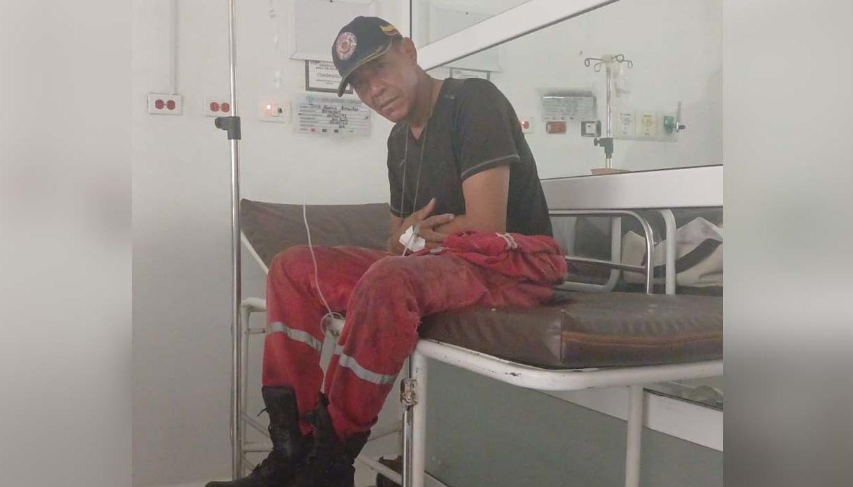 Uno de los bomberos agredidos en Sabanalarga. 