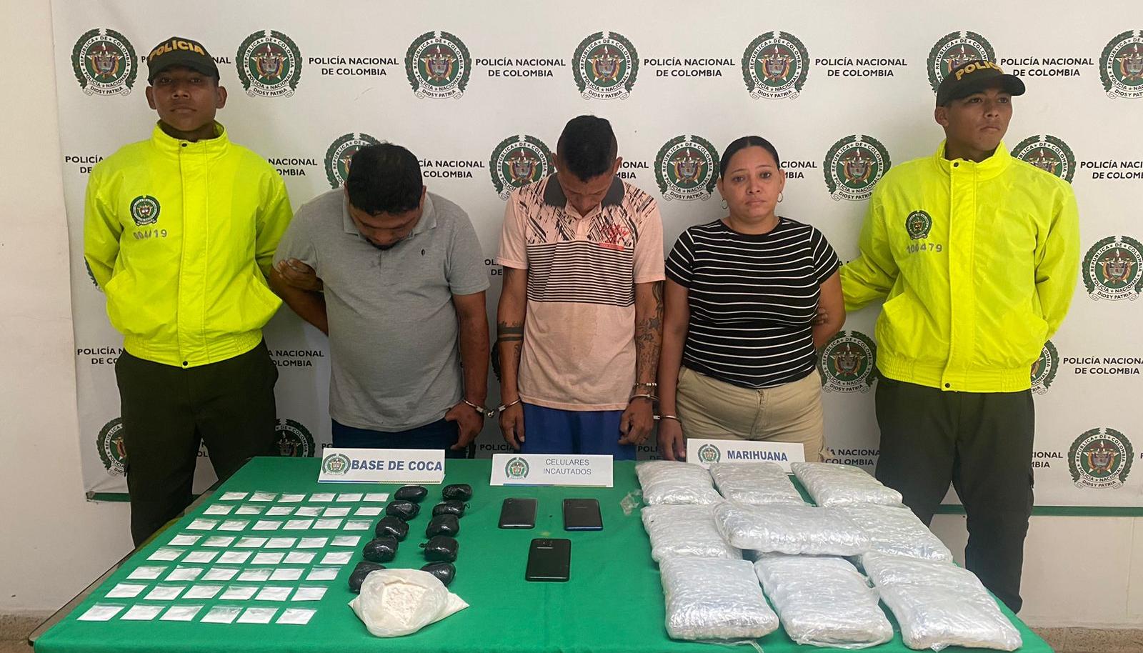 Les encontraron panelas de marihuana, 203 gramos base de coca, 106 gramos cocaína.