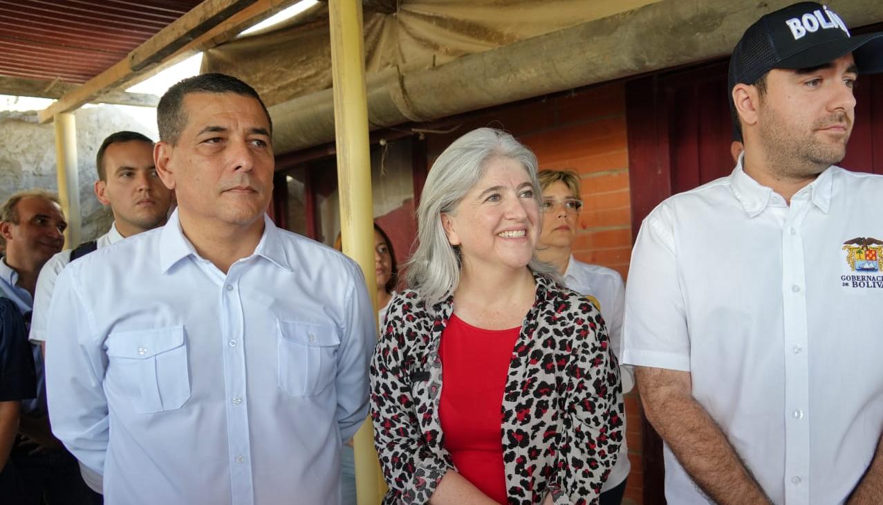 La ministra Catalina Velasco junto al alcalde Dumek Turbay y el gobernador Yamil Arana, en la visita a Bayunca.
