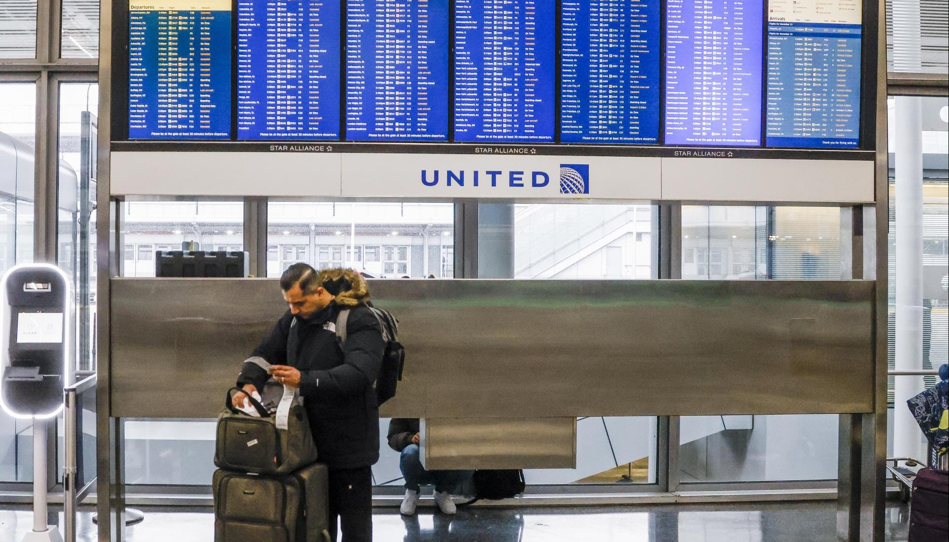 Un hombre revisa el estado de los vuelos en el aeropuerto de Chicago. 