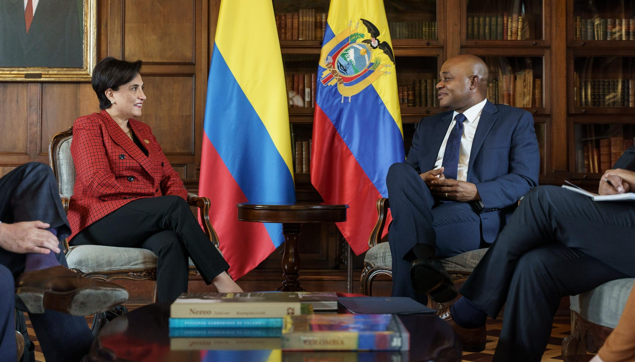 La Canciller ecuatoriana Gabriela Sommerfeld y su homólogo colombiano Luis Murillo.