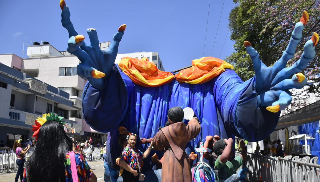 Así quedó la carroza sin la cabeza.