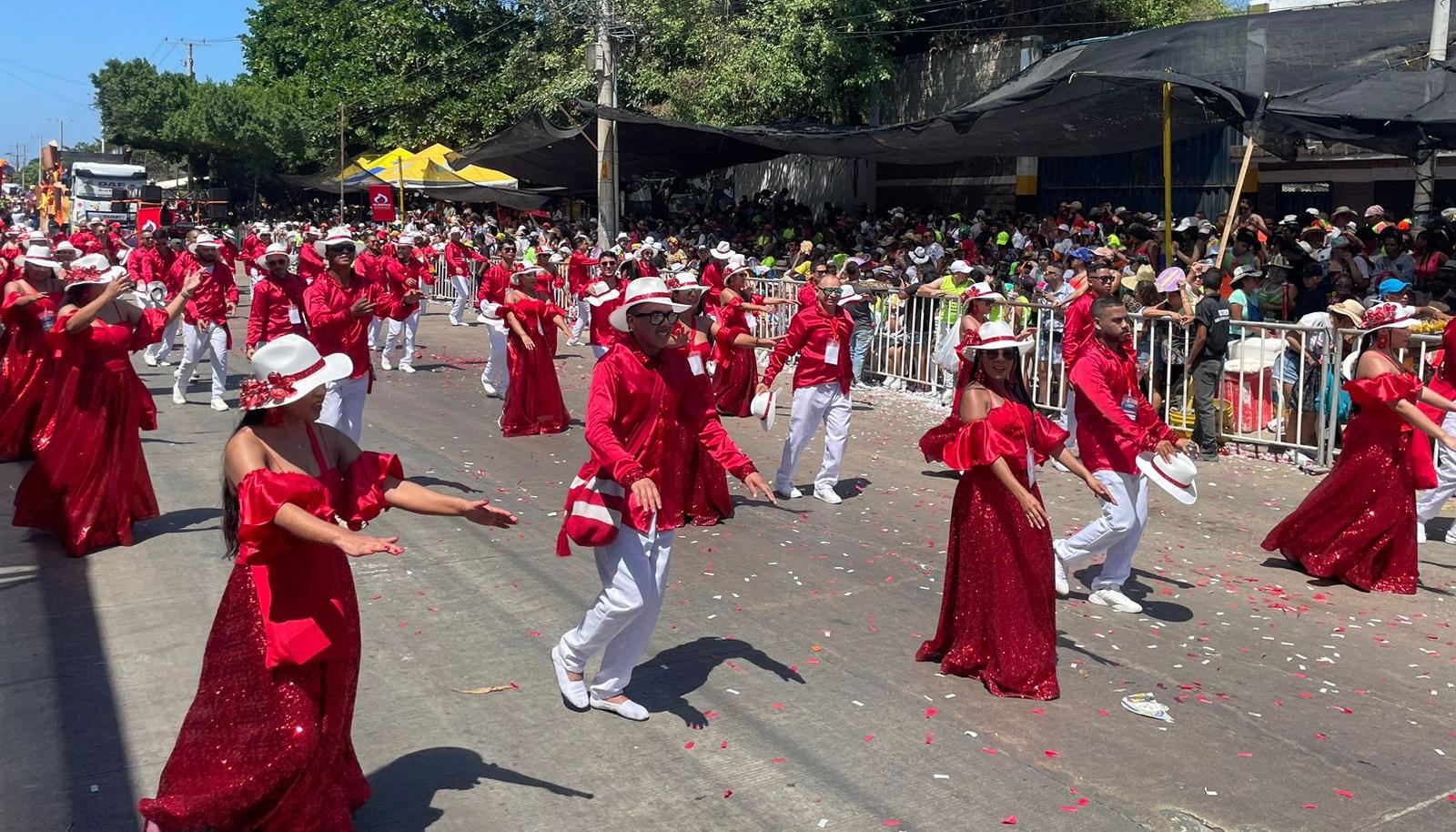 Danzantes despliegan su talento.