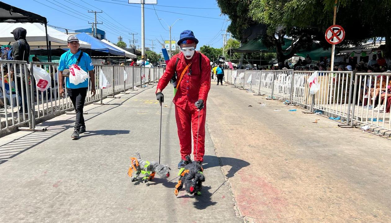 Franklyn Pertuz, el mimo carnavalero con 'Beethoven' y 'Firulais'.