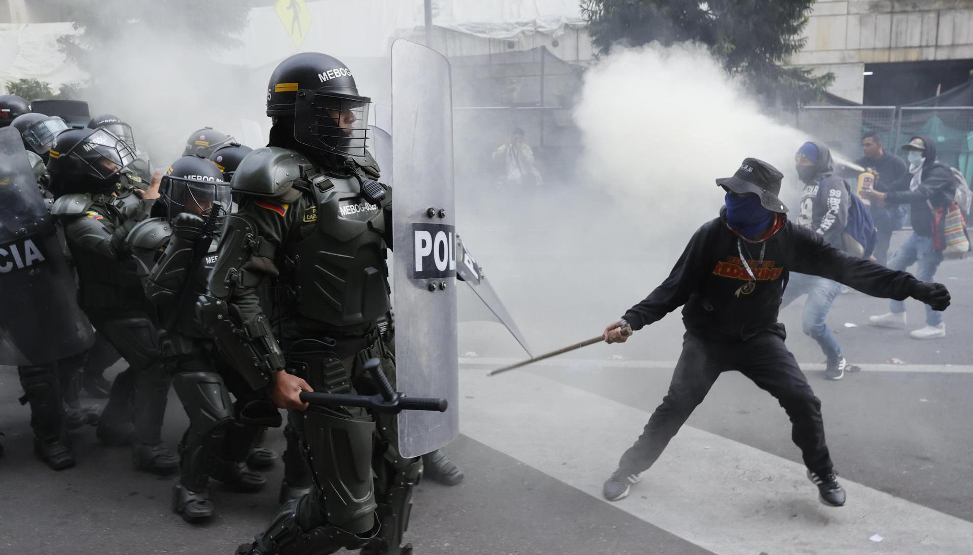 Manifestantes se enfrentan con la Policía frente a la Corte Suprema de Justicia. 