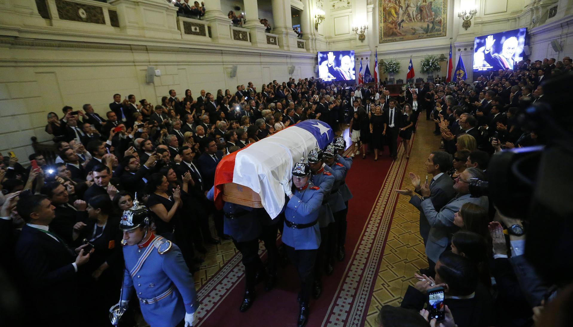 El féretro de Sebastián Piñera en la antigua sede del Congreso Nacional.