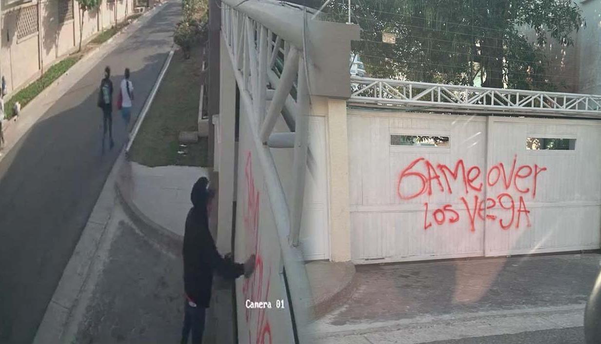 Grafitis pintado en portón de la vivienda de la familia Vega Daza, en Villa Campestre. 