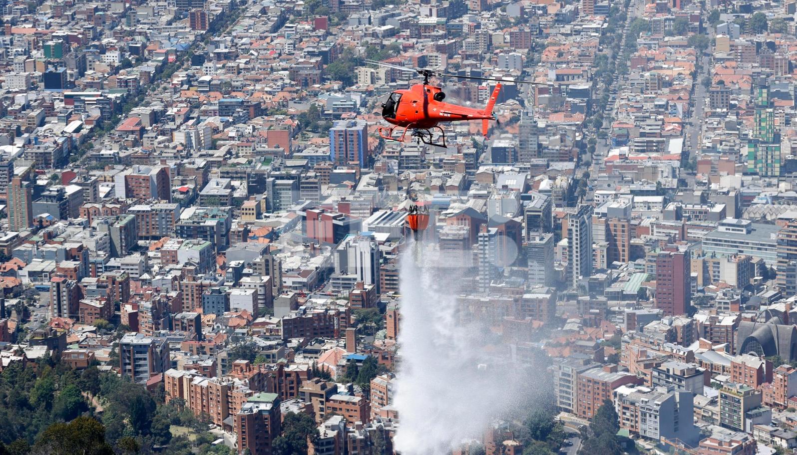 Helicóptero apagando un incendio forestal. 