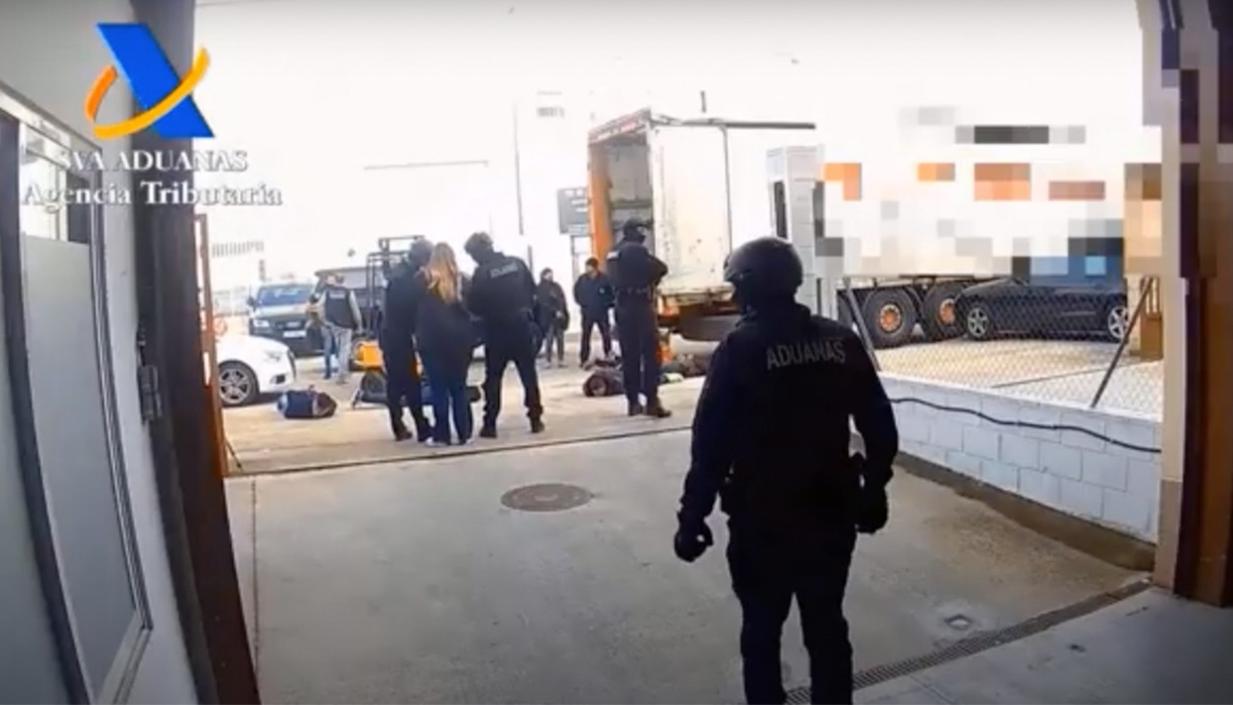 Uniformados de la Aduana en el operativo de la incautación de droga. 