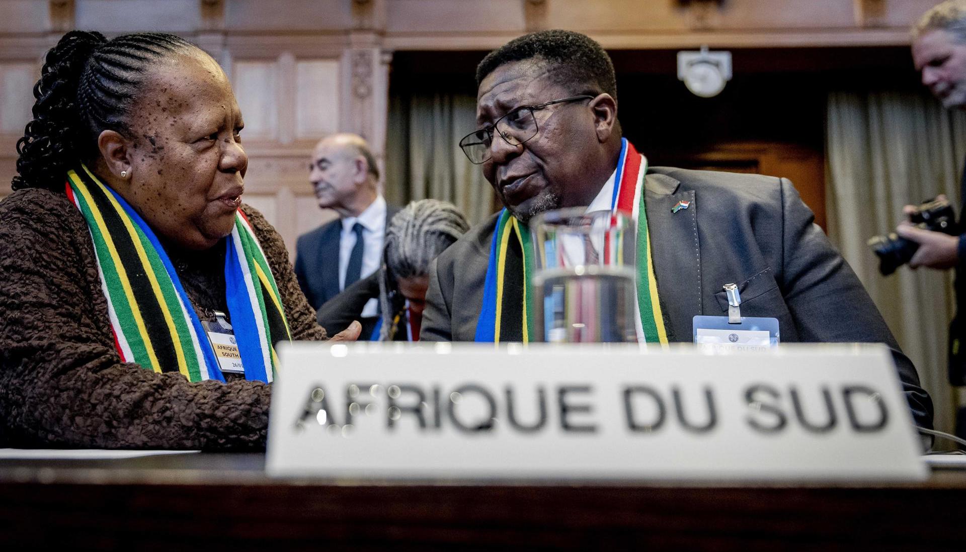 La ministra de Asuntos Exteriores de Sudáfrica, Naledi Pandor, y Vusimuzi Madonsela, embajador de Sudáfrica en los Países Bajos. 
