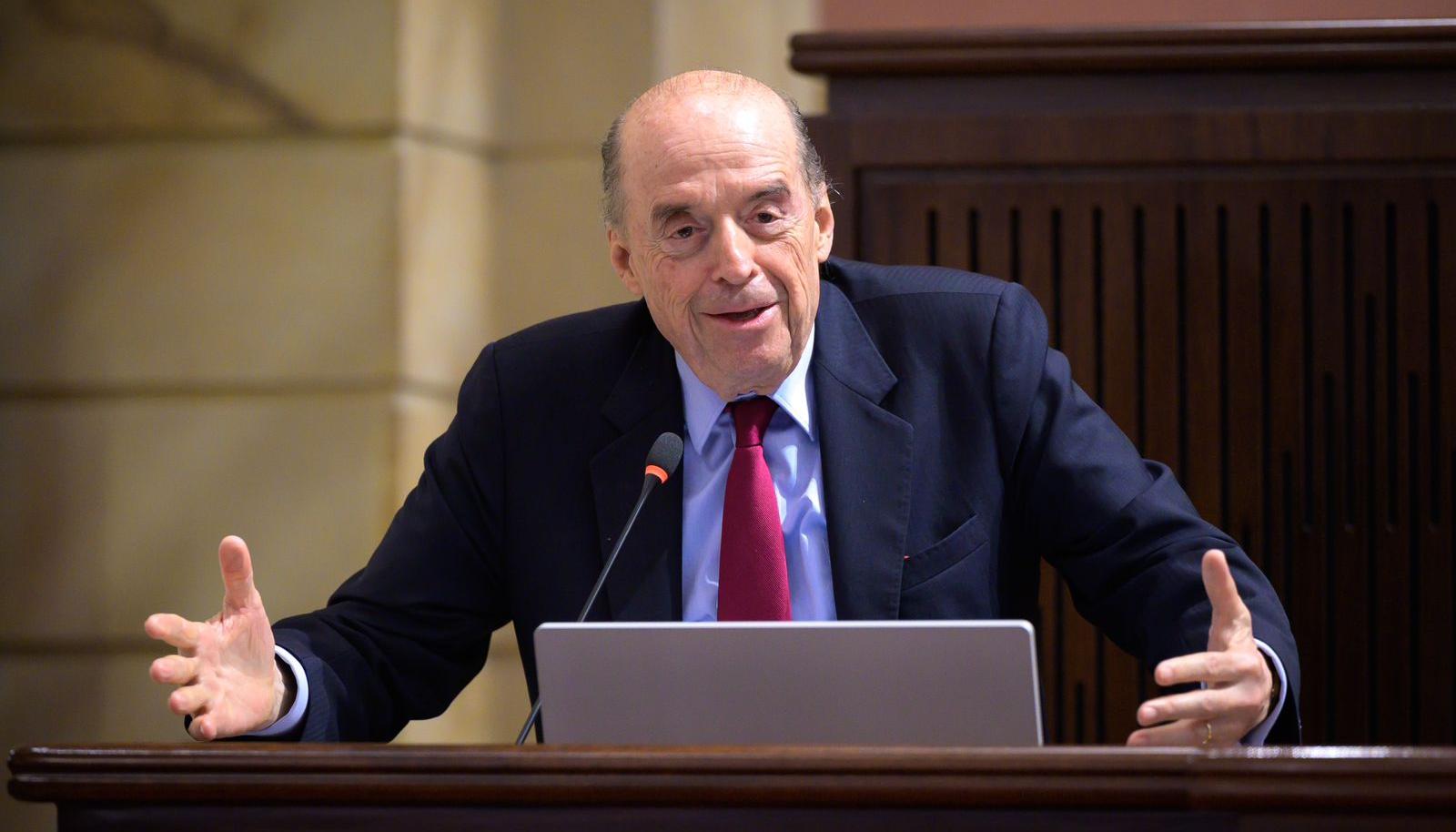 Álvaro Leyva Durán está sancionado de su cargo como canciller por tres meses.