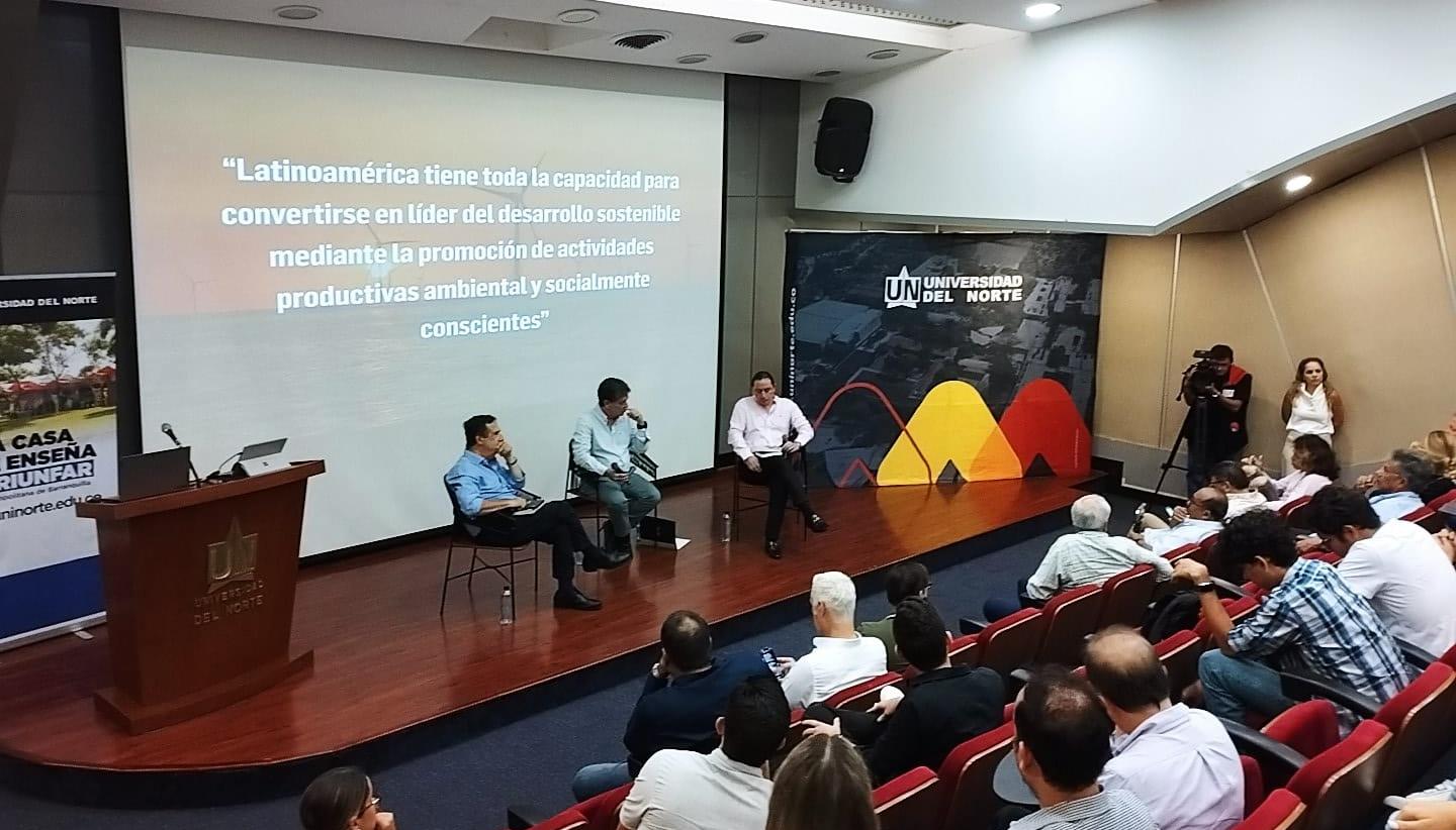 El presidente de la Andi, Bruce Mac Master, presentó su libro en la Universidad del Norte.
