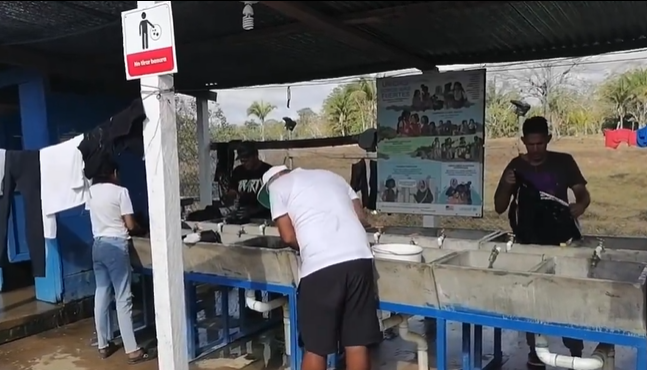 Migrantes en refugios.