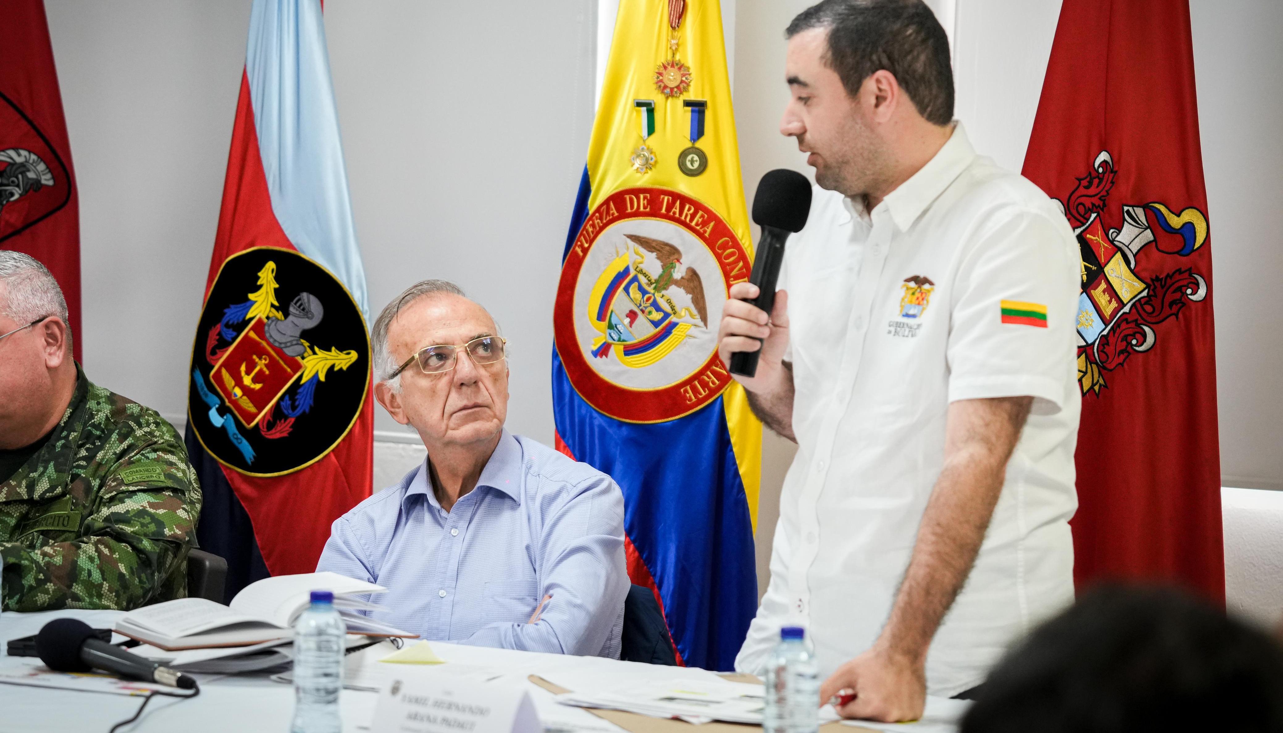 El Ministro de Defensa, Iván Velásquez, escucha al gobernador de Bolívar, Yamil Arana
