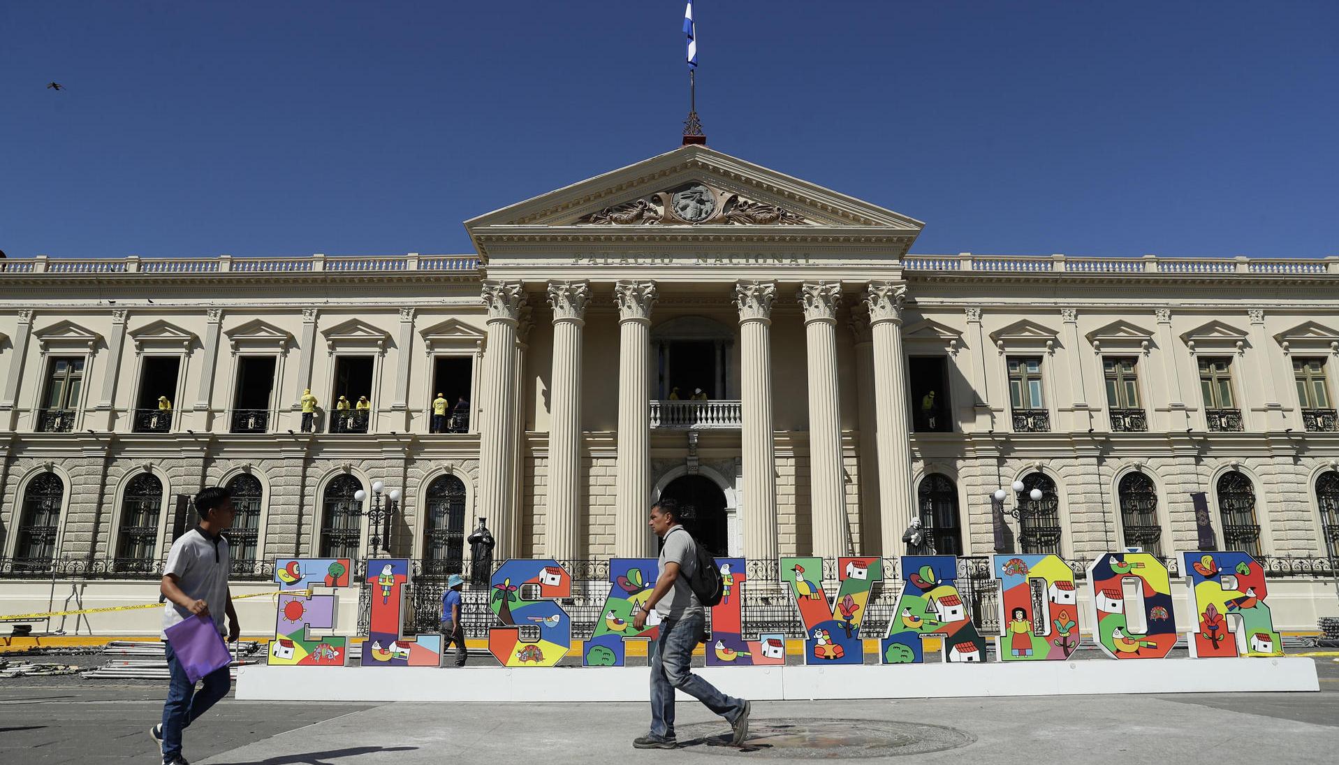 Palacio Nacional en el centro de San Salvador.  