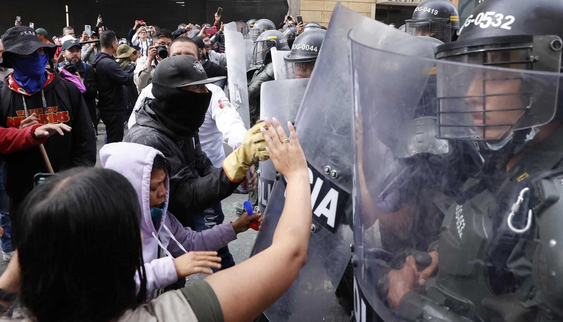 La Policía tuvo que intervenir para que magistrados de la Corte Suprema pudieran salir.
