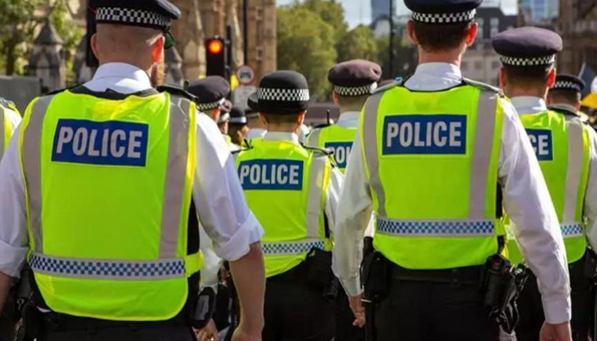 La Policía británica se encargó de la evacuación. 