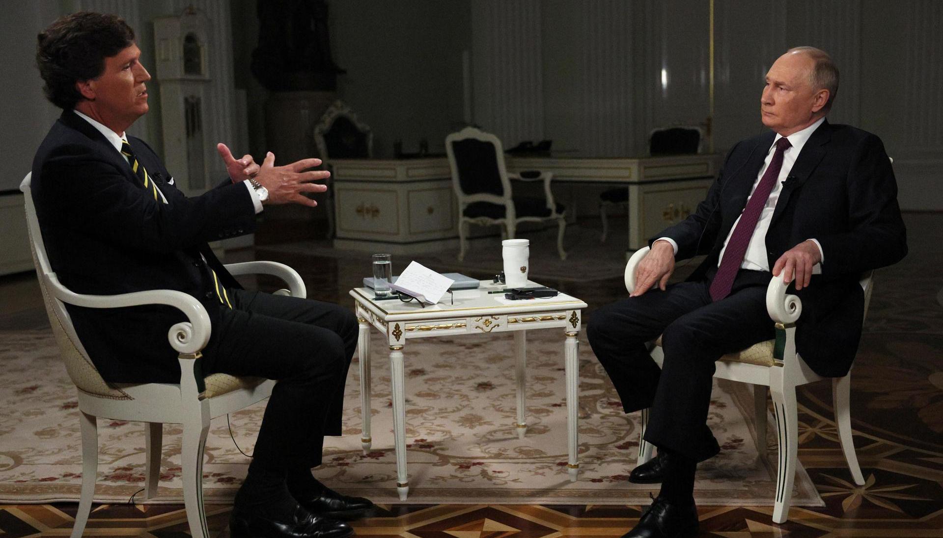 El presidente ruso, Vladimir Putin, asiste a una entrevista con el periodista estadounidense Tucker Carlson en el Kremlin de Moscú. 