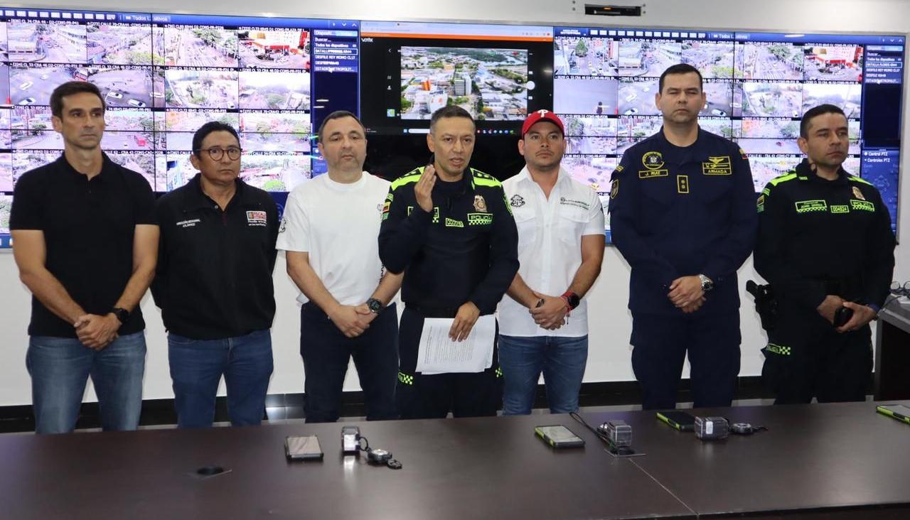 Autoridades en el Puesto de Mando Unificado. 
