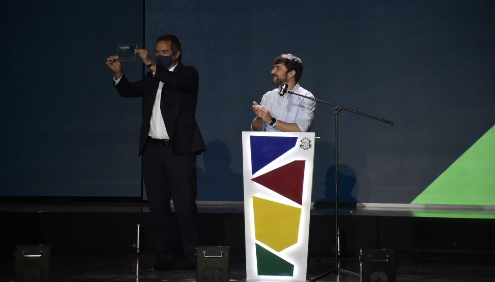 Jaime Pumarejo entregando las llaves de Barranquilla a Neven Ilic, presidente de Panam Sports.