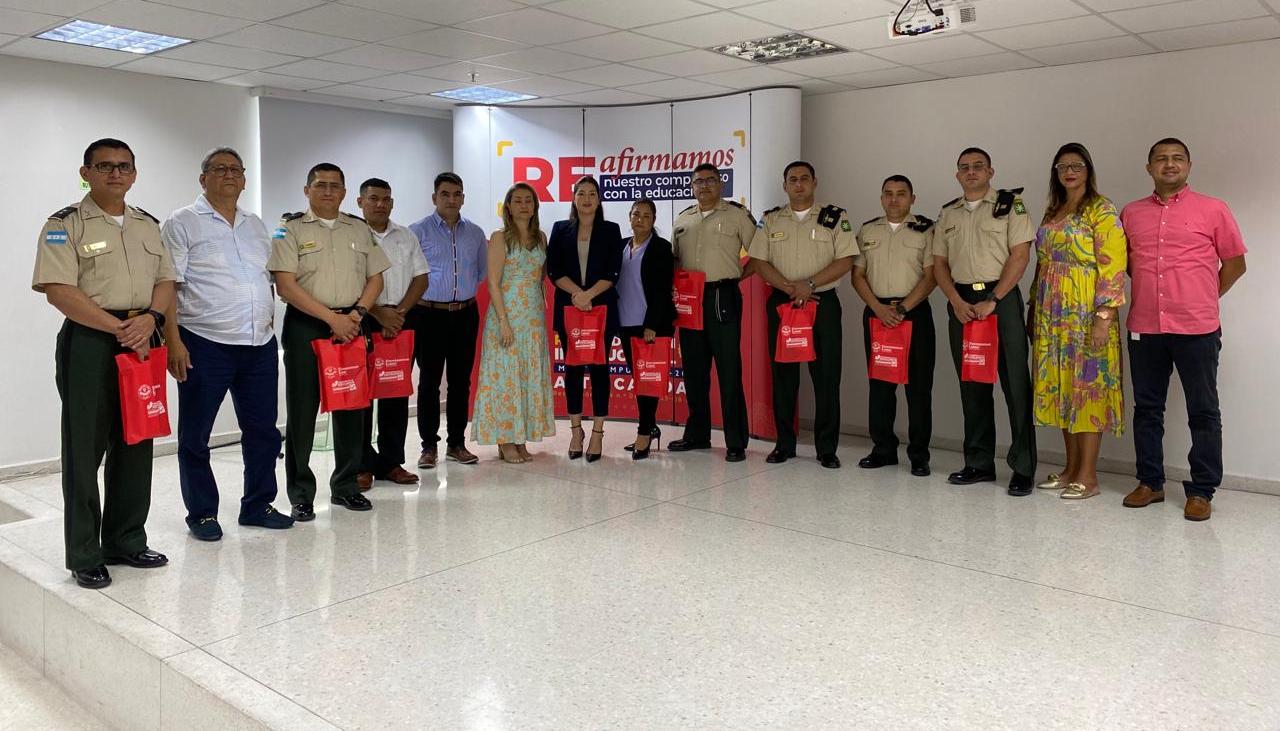 Miembros de las Fuerzas Armadas de Honduras junto a Directivas de la Universidad Libre Seccional Barranquilla.