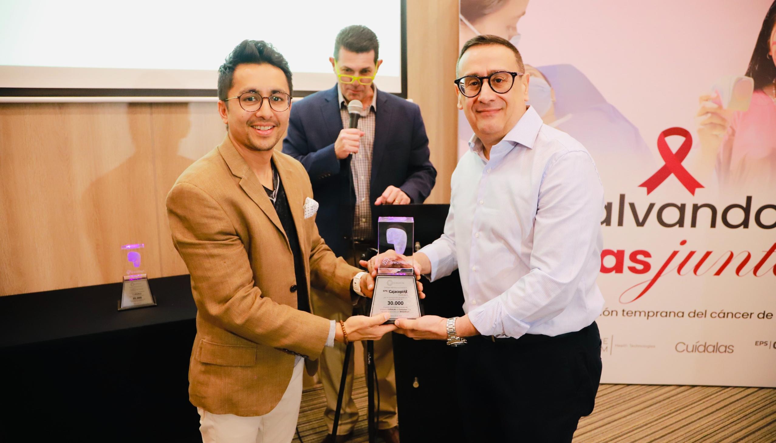 Roberto Solano Navarra, gerente de Cajacopi EPS recibió el reconocimiento.