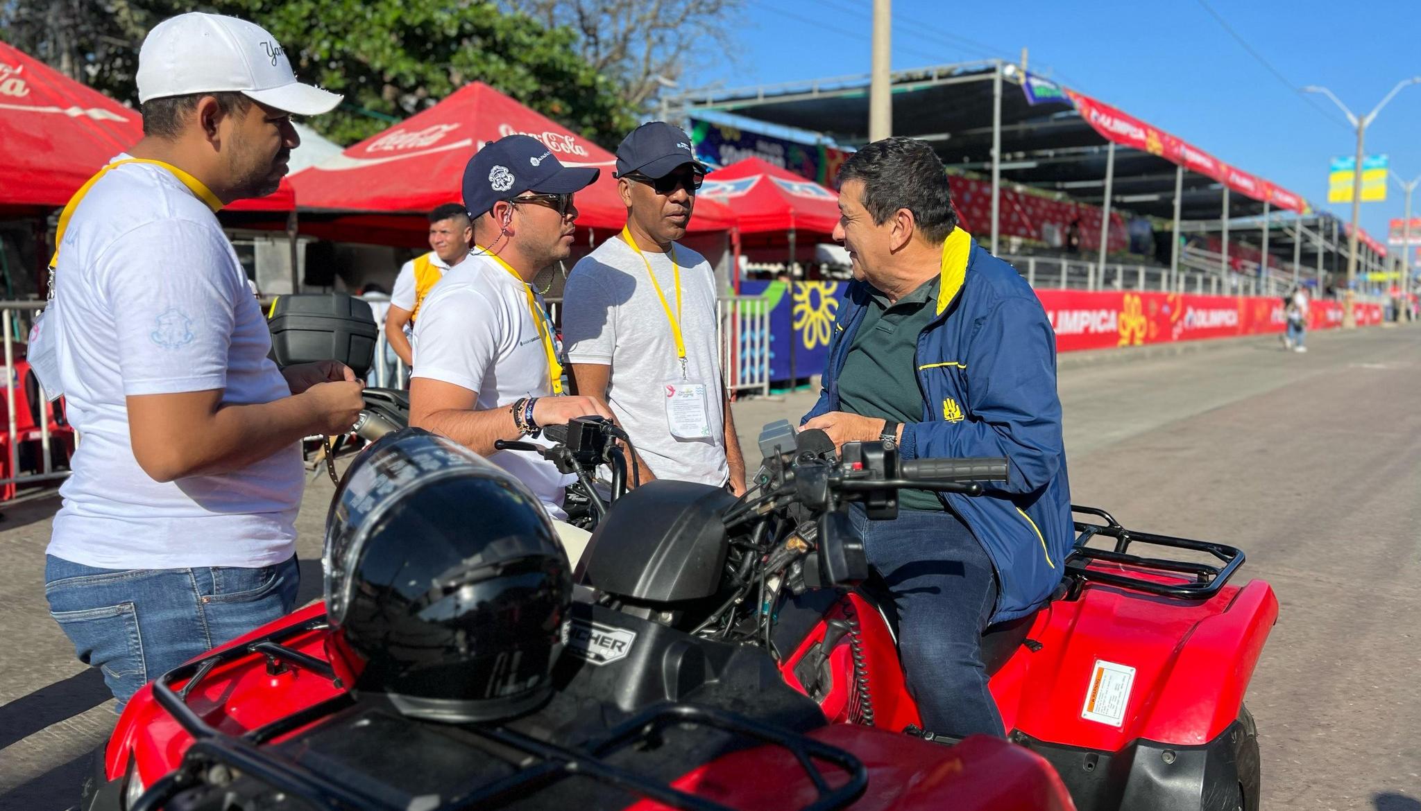 Funcionarios del Distrito de Barranquilla verifican la Vía 40 antes del desfile de la Batalla de Flores. 