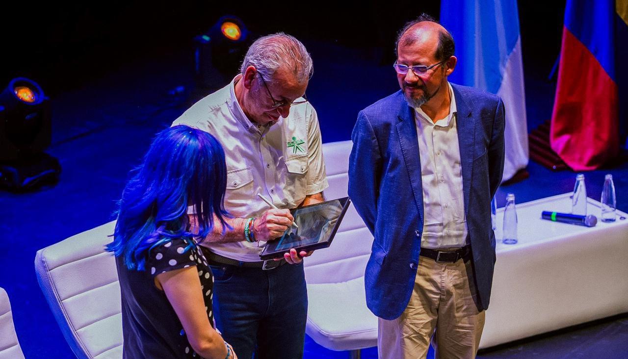 La viceministra de Transformación Digital, Sindey Bernal; el director del Sena, Jorge Londoño y el director de la OIT, Ítalo Cardona.