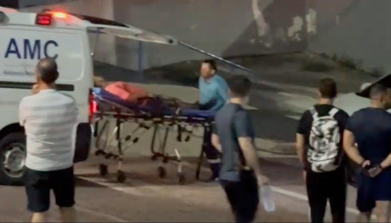 Uno de los vigilantes sacados en ambulancia.