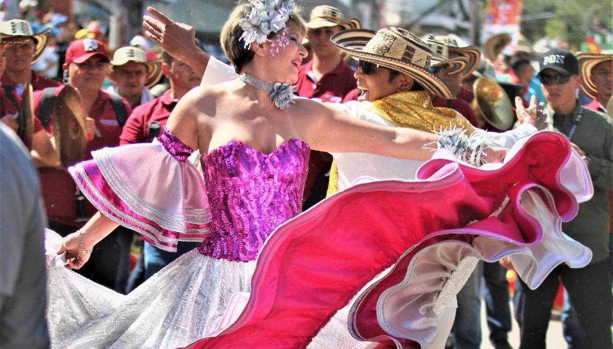 Verónica Alcocer bailando en el Carnaval de Barranquilla 2023. 