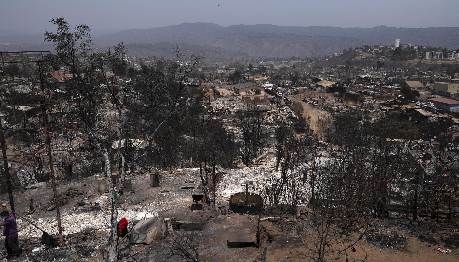 Fotografía que muestra este lunes en el sector de Achupallas, afectado por incendios forestales de Viña del Mar