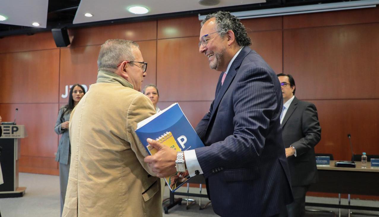 El exjefe de las FARC, Rodrigo Londoño, y el presidente de la JEP, Roberto Carlos Vidal. 