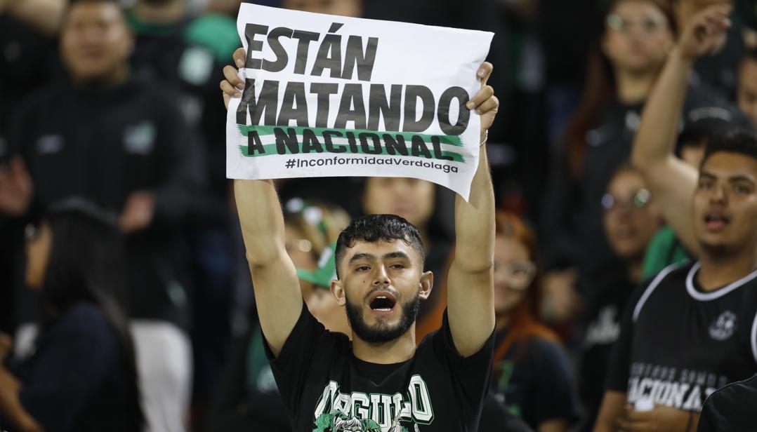 Los seguidores de Nacional protestaron por la mala campaña de su equipo.