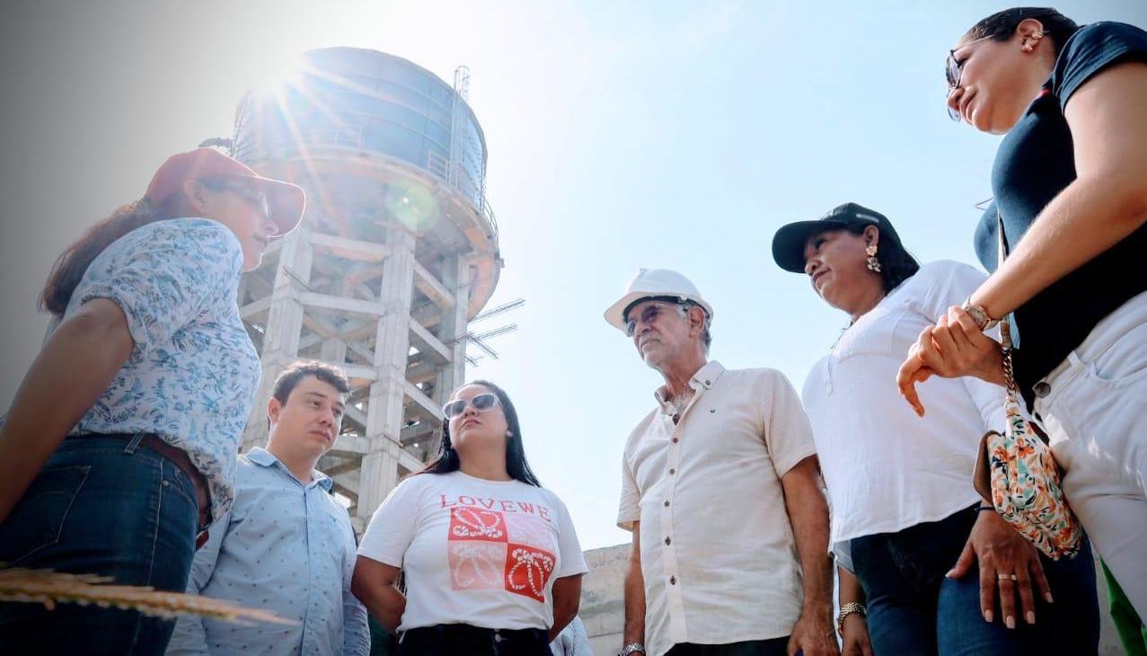 El gobernador Eduardo Verano y la alcaldesa de Malambo Yenis Orozco, entre otros, en los trabajos de El Tesoro