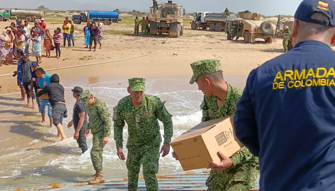 Personal de la Armada participa en la entrega de ayuda humanitaria a la Alta Guajira