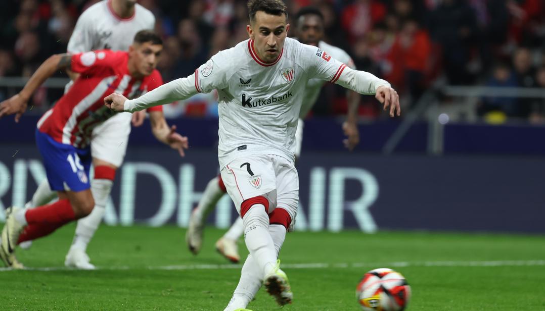 Alex Berenguer, de pena máxima, marcó el único gol del partido. 