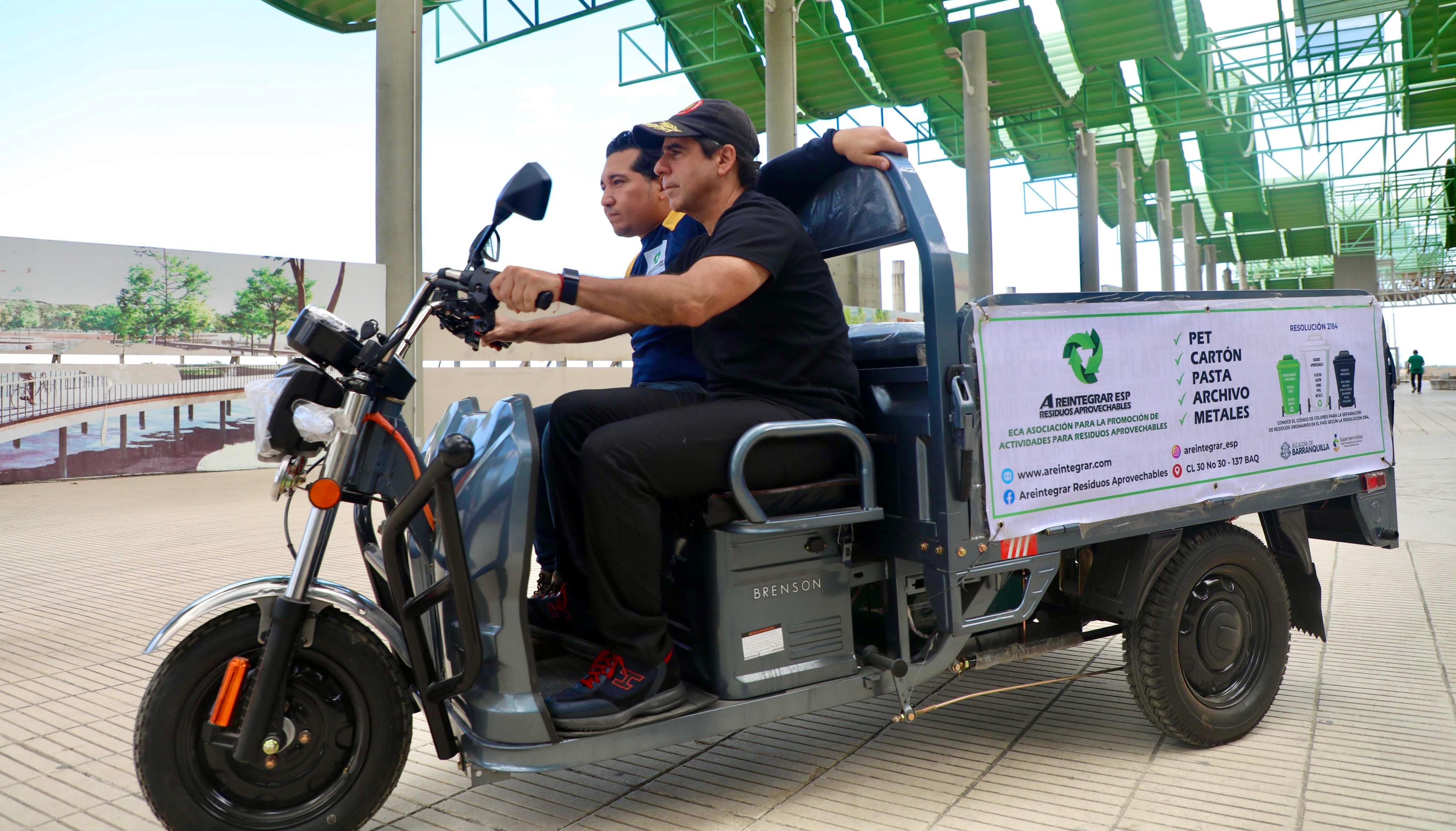 El alcalde Alex Char a bordo de los vehículos entregados a los recicladores. 