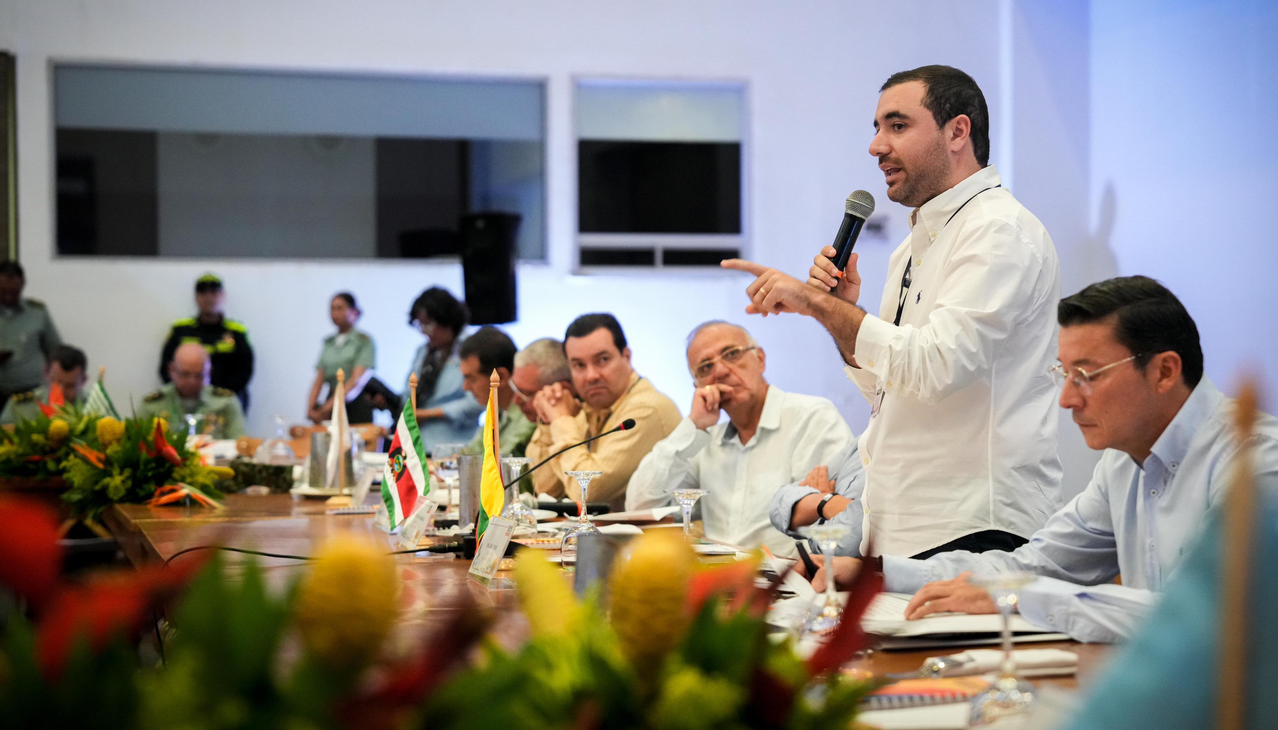 El gobernador de Bolívar, Yamil Arana, interviene ante el MinDefensa, Iván Velásquez