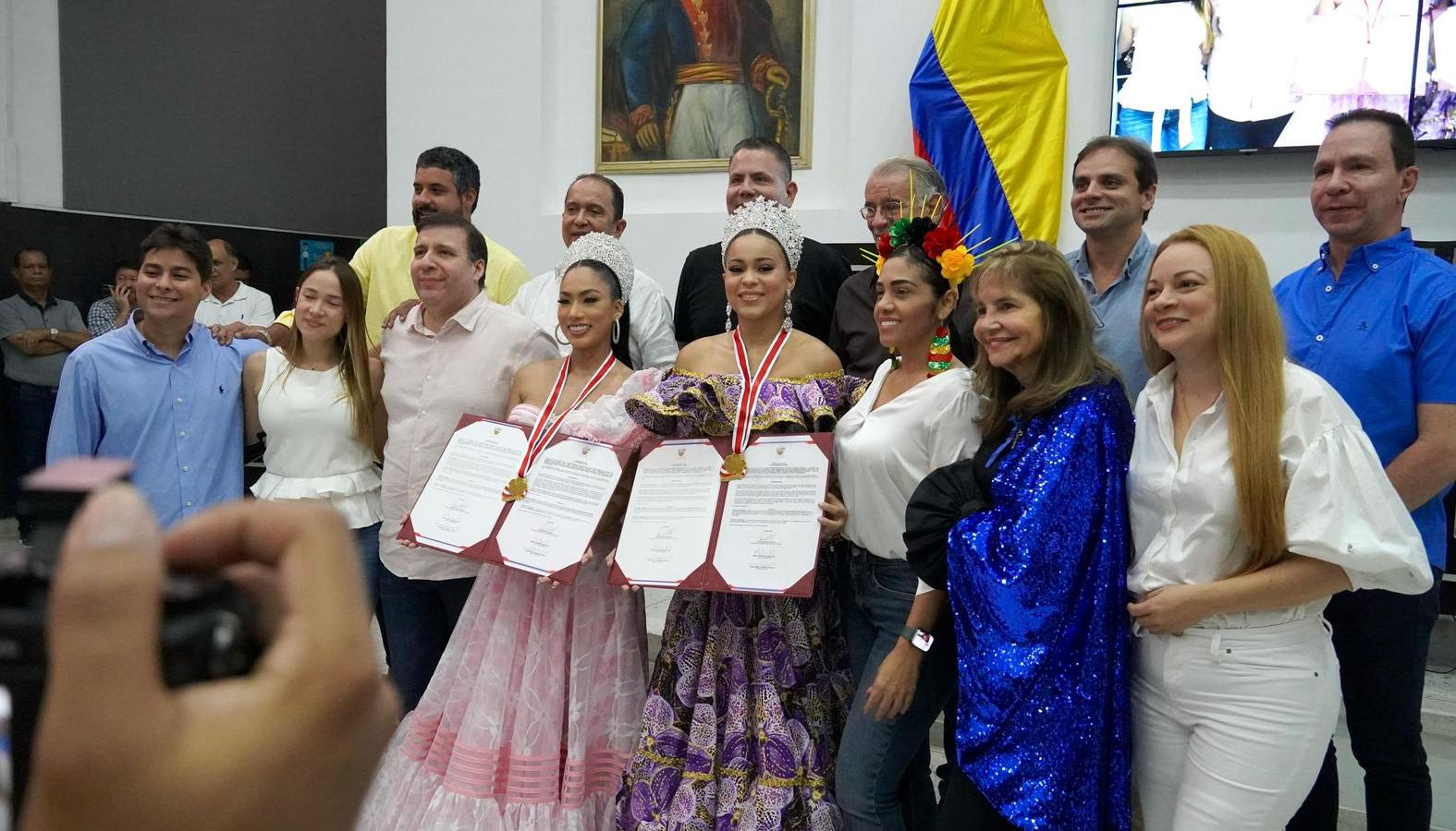 El Gobernador y los diputados del Atlántico posaron con las dos homenajeadas