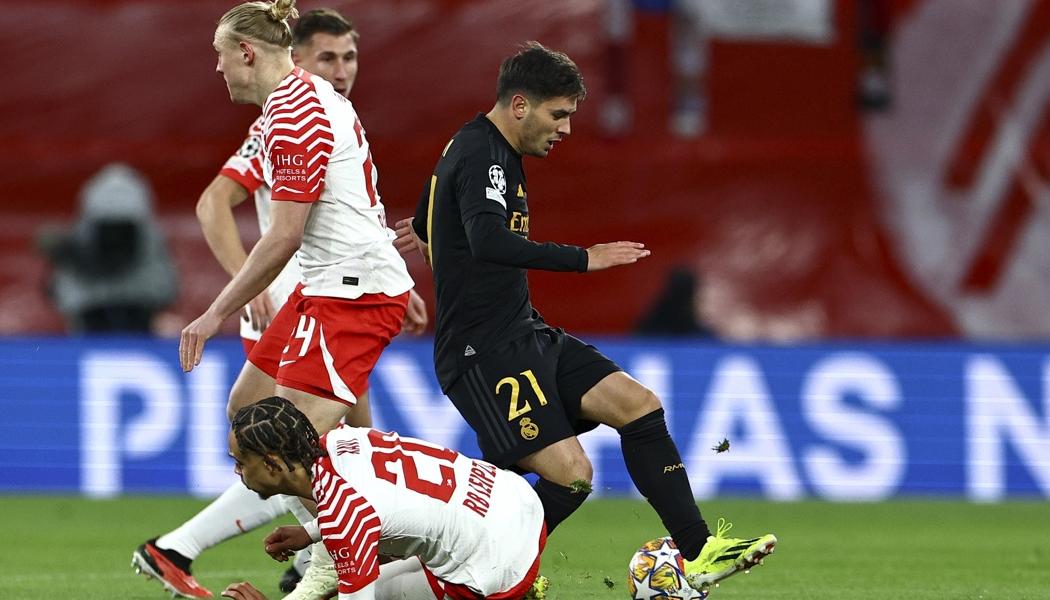 Brahin Díaz intenta escapar de la marca de varios jugadores del Leipzig. 