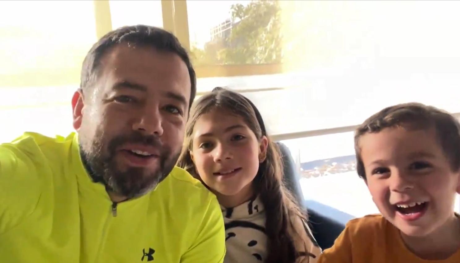 Carlos Fernando Galán y sus dos hijos en el video que compartio en redes sociales